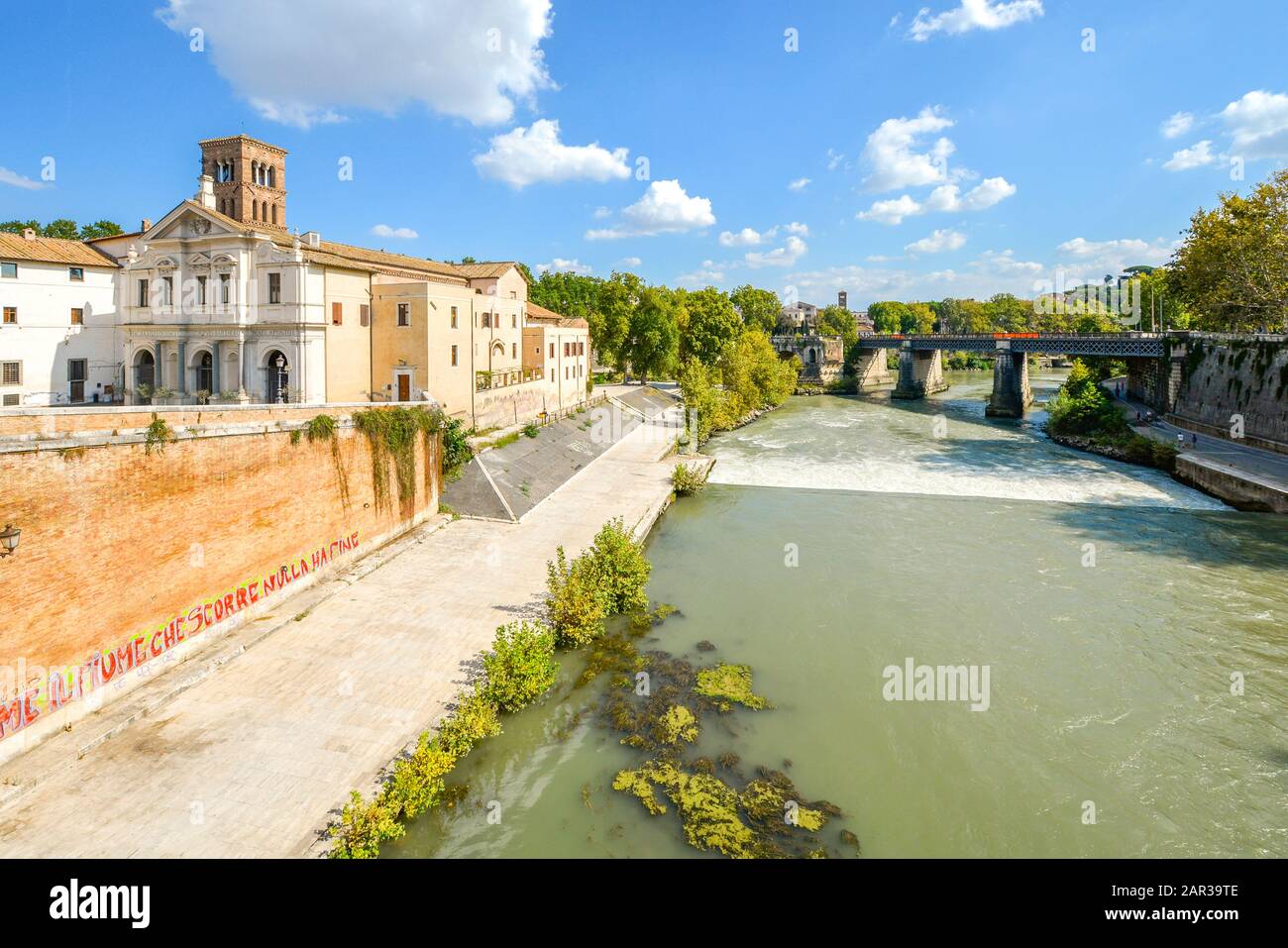La basilique Saint-Bartholomew sur l'île Tiber, le long de la rivière Tiber, dans la ville de Rome, Italie. Banque D'Images