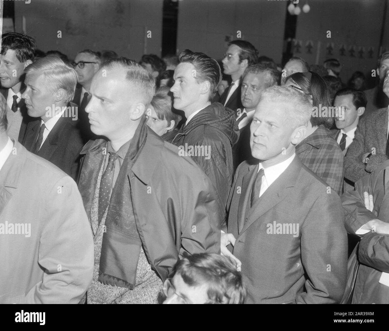 Alderman Elsenburg (KVP) Right, in Krasnapolsky entre ses coéquipiers Date: 1 juin 1966 lieu: Amsterdam, Noord-Holland mots clés: Les autres partis, élections Nom De La Personne: Elsenburg, Th.C.M.A. Banque D'Images