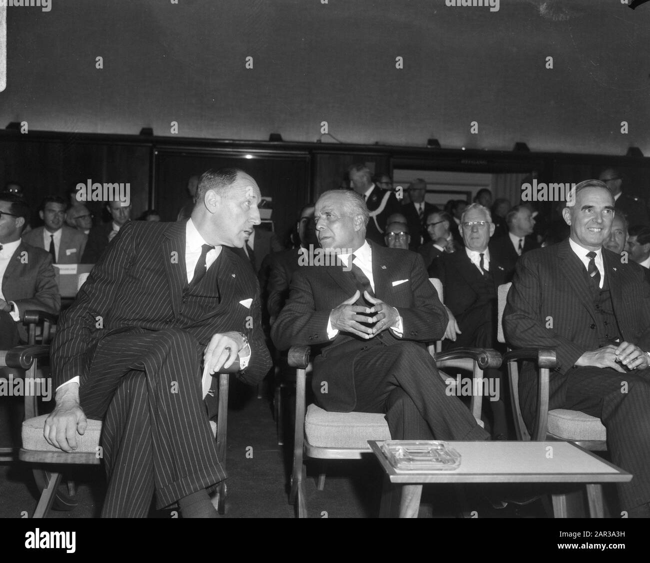 Le président Bourguiba s'est rendu dans les usines de Philips, ici en parlant avec le ministre Lun Date: 7 juillet 1966 mots clés: Visites, conversations Nom personnel: Bourguiba, Habib Ben Ali Nom d'établissement: Philips Banque D'Images