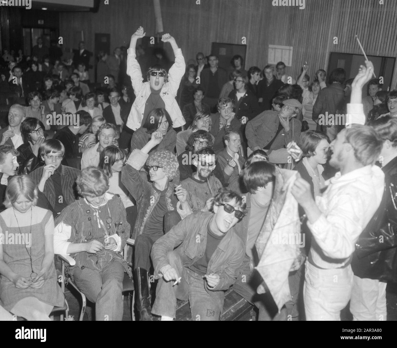 Le plan de coeur blanc de Stichting Moria, Teach-in avec provo's dans Krasnapolsky Date: 29 juillet 1966 lieu: Amsterdam, Noord-Holland Nom de l'institution: Krasnapolsky Banque D'Images