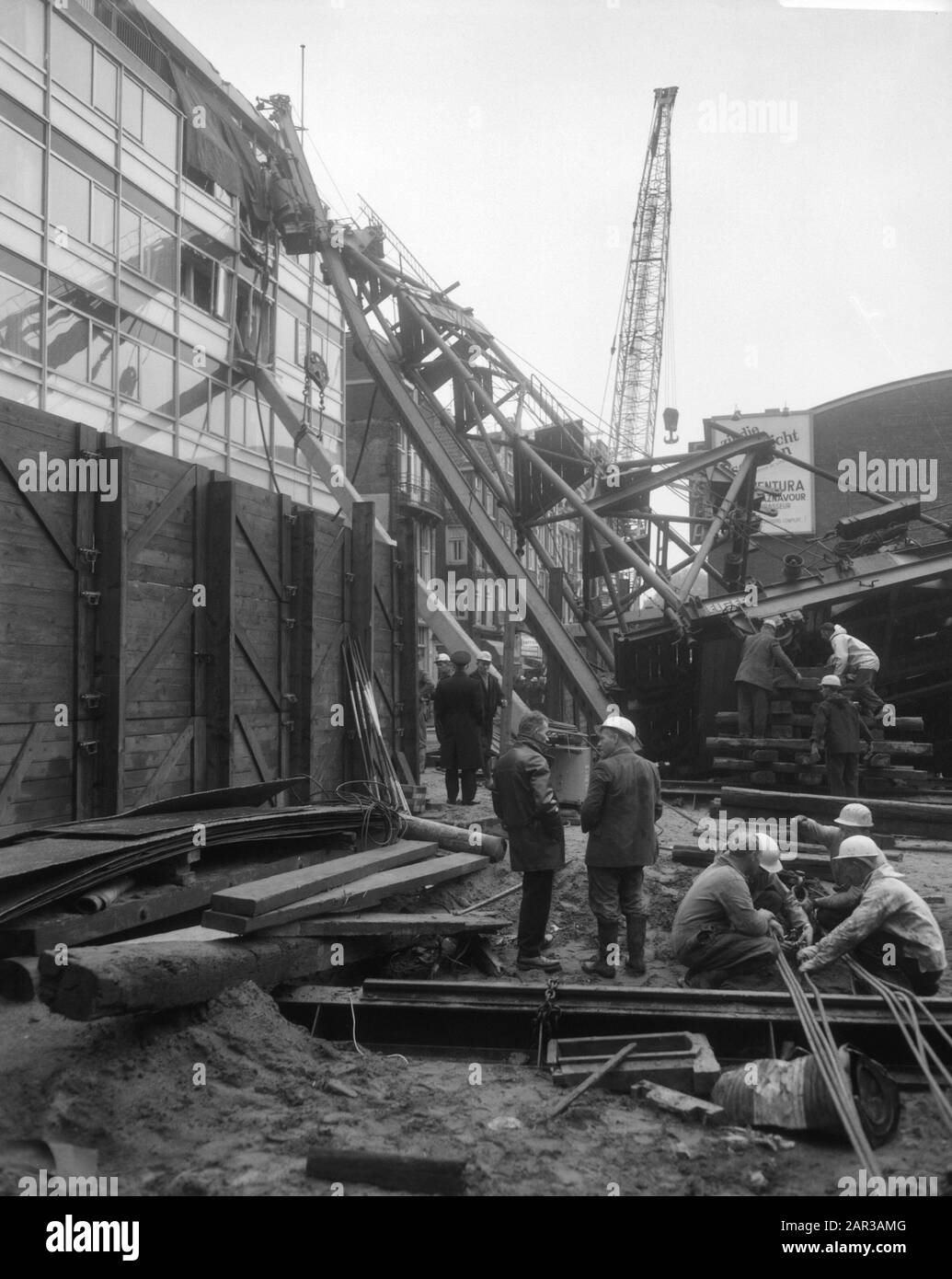 Machine à piqueuses omgevallen à Amsterdam Deux grues ont mis la machine à piqueuse tombée dans la Amstelstraat date: 31 août 1966 lieu: Amsterdam, Noord-Holland mots clés: Accidents industriels, activités de construction, machines à piqueuses Banque D'Images