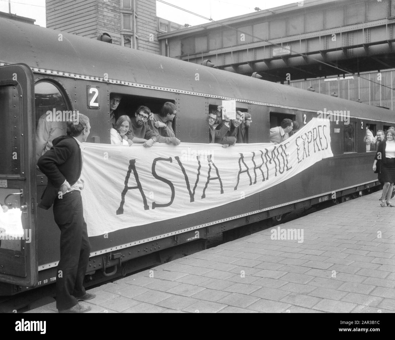 L'Association générale des étudiants Amsterdam (ASVA) -armoe-express part d'Amsterdam CS à la Haye étudiants, démonstrations, bannières, trains Date: 28 septembre 1966 lieu: Amsterdam, Noord-Holland mots clés: Démonstrations, bannières, étudiants, trains Banque D'Images