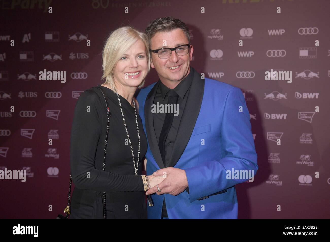 25 janvier 2020, Autriche, Kitzbühel: Hans Sigl, acteur, et sa femme Susanne Kemmler viennent au Kitz Race Party 2020, qui a eu lieu le soir de la course de descente des hommes sur le Streif au Kitz Race Club. Photo: Felix Hörhager/Dpa Banque D'Images