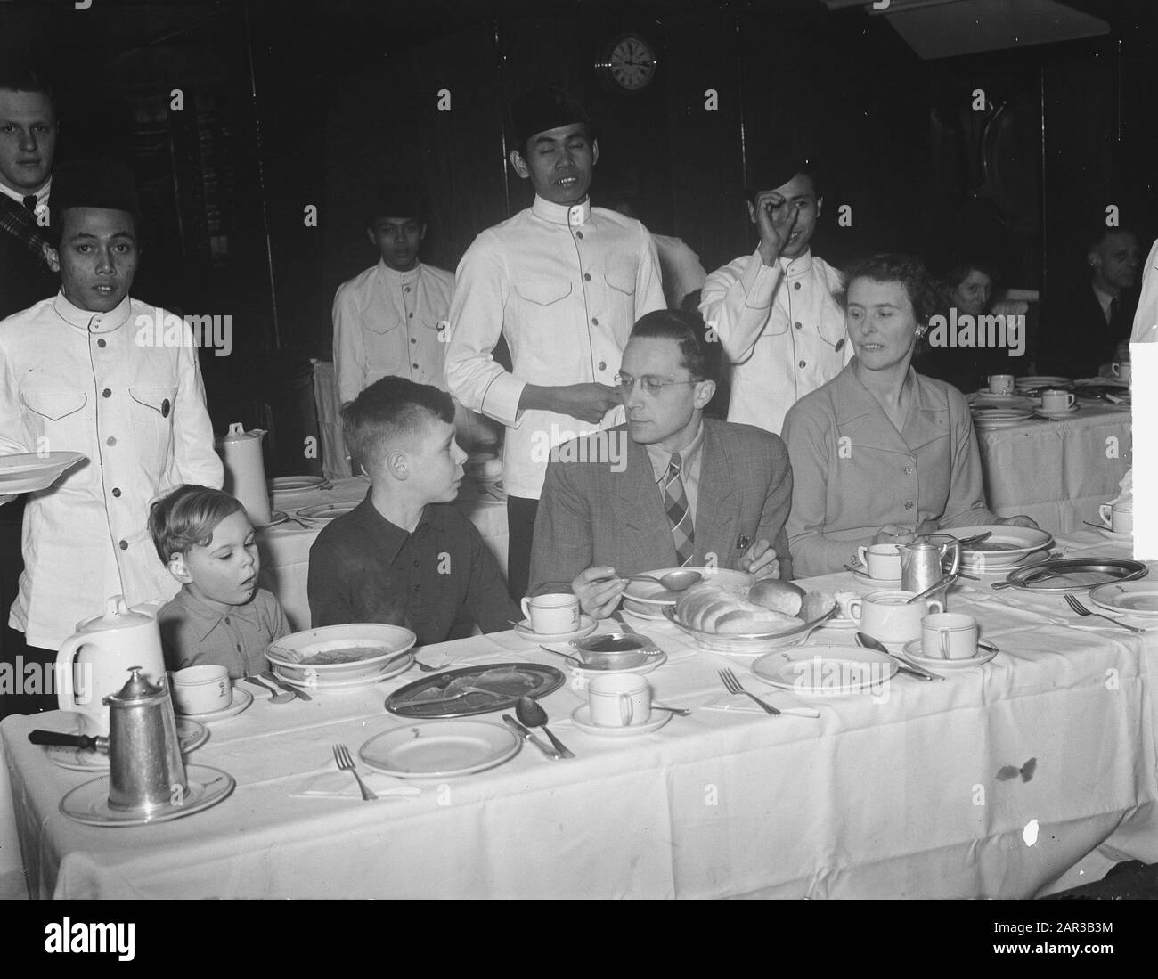 M.S. Sibajak, de la Lloyd de la ville de Rotterdam, avec des émigrants en Australie. Le 10 000 émigrant Date : 31 janvier 1951 lieu : Rotterdam, Zuid-Holland mots clés : émigrants, émigration, familles, intérieurs, navires Banque D'Images