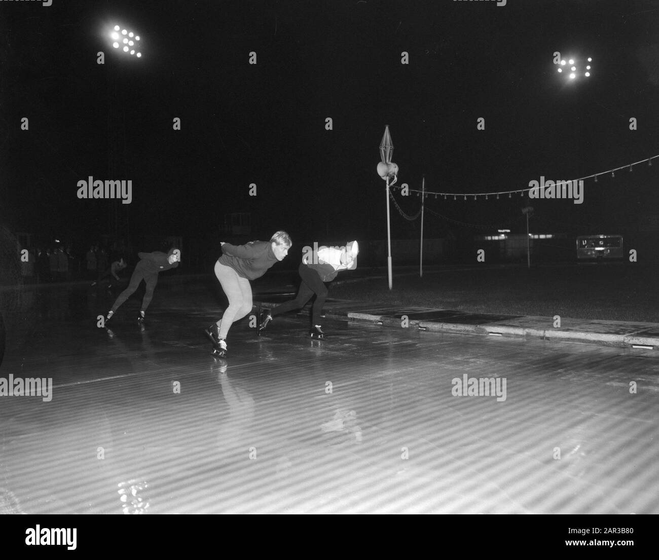 La patinoire Jaap Eden d'Amsterdam a ouvert le sport, le patinage sur glace, le patinage sur glace Date : 14 octobre 1966 lieu : Amsterdam, Noord-Holland mots clés : patinage sur glace, sports Banque D'Images