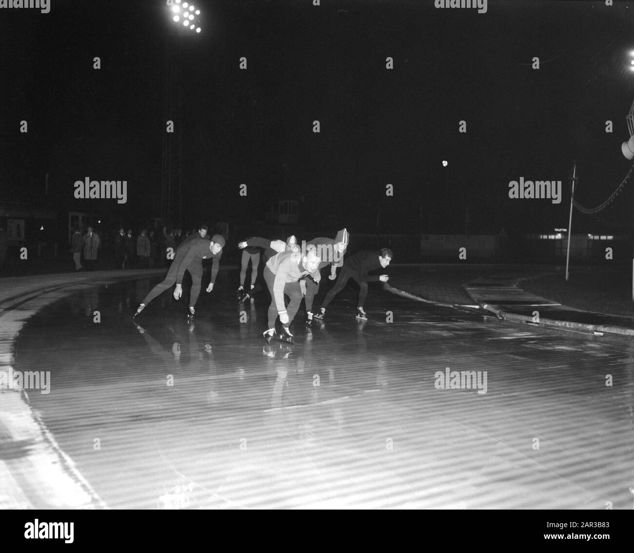 La patinoire Jaap Eden d'Amsterdam a ouvert le sport, le patinage sur glace, le patinage sur glace Date : 14 octobre 1966 lieu : Amsterdam, Noord-Holland mots clés : patinage sur glace, sports Banque D'Images