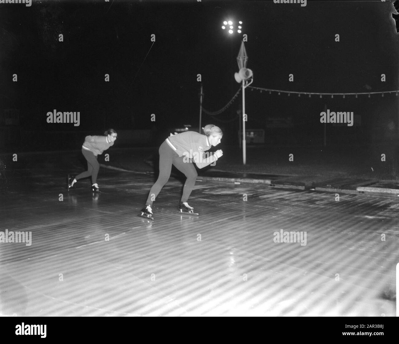 La patinoire Jaap Eden d'Amsterdam a ouvert le sport, le patinage sur glace, le patinage sur glace Date : 14 octobre 1966 lieu : Amsterdam, Noord-Holland mots clés : patinage sur glace, sports Banque D'Images