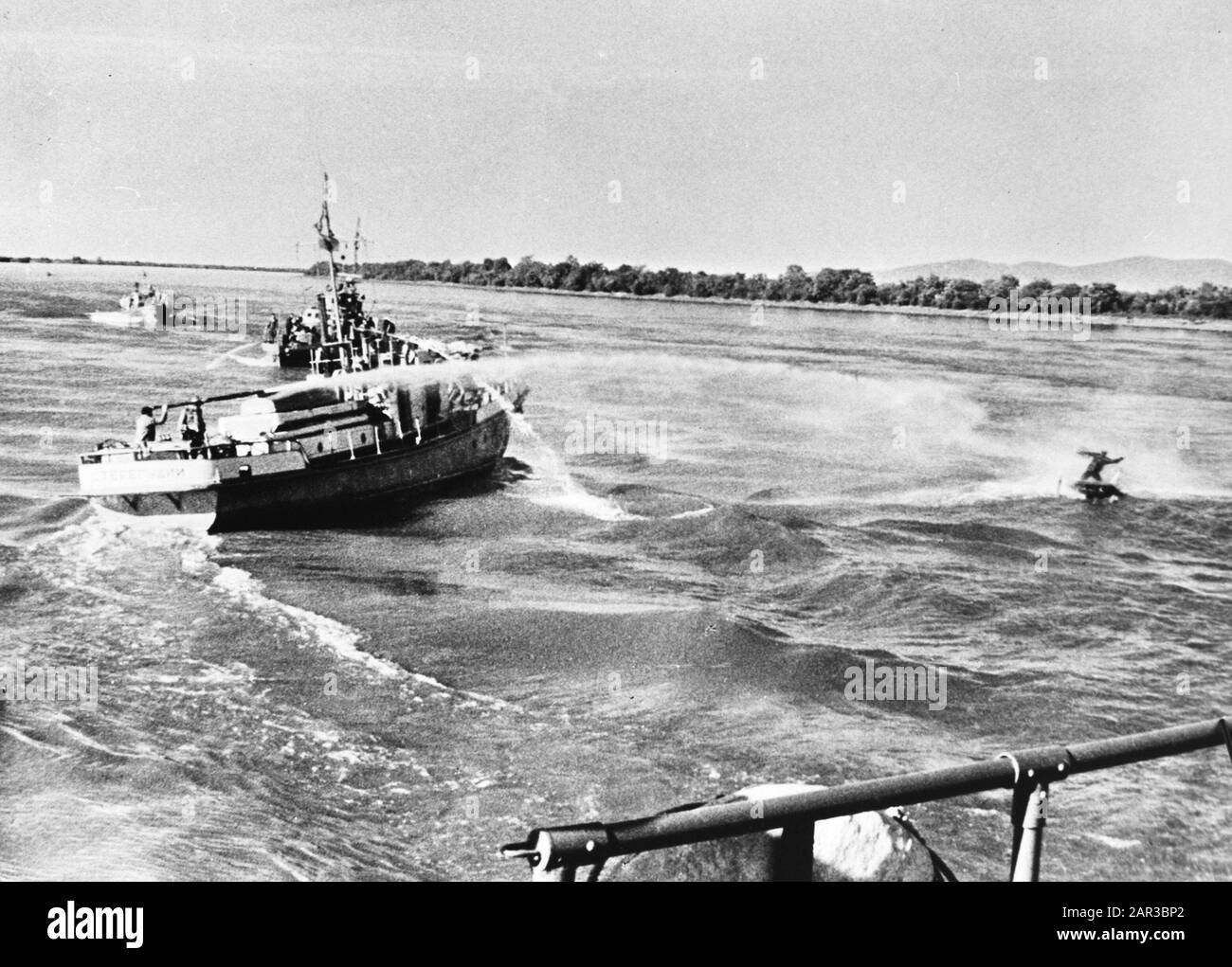 L'incident frontalier sino-russe du navire russe est pulvérisé avec un canon à eau sur le pêcheur chinois sur la rivière Wasili; Banque D'Images
