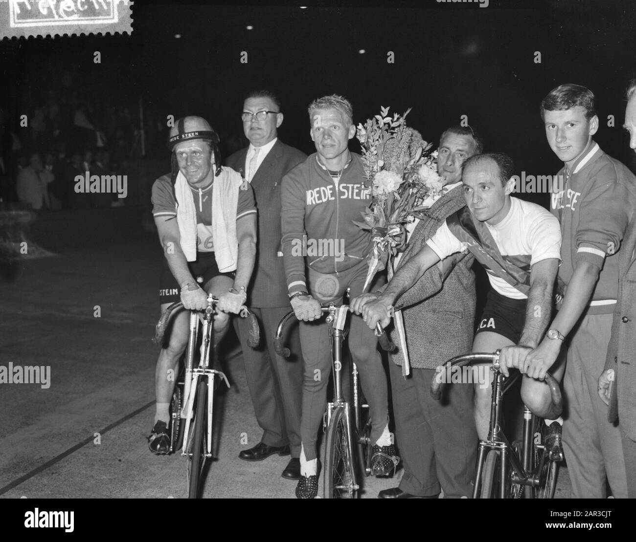 Course internationale de cyclisme Grand Prix d'Amsterdam Annotation: Droite Guillermo Timoner, vainqueur de la course des stayers. Au milieu Arie van Houwelingen (2ème), à gauche Martin Wierstra Date : 23 juin 1960 mots clés : vélo Nom personnel : Grand Prix d'Amsterdam Banque D'Images
