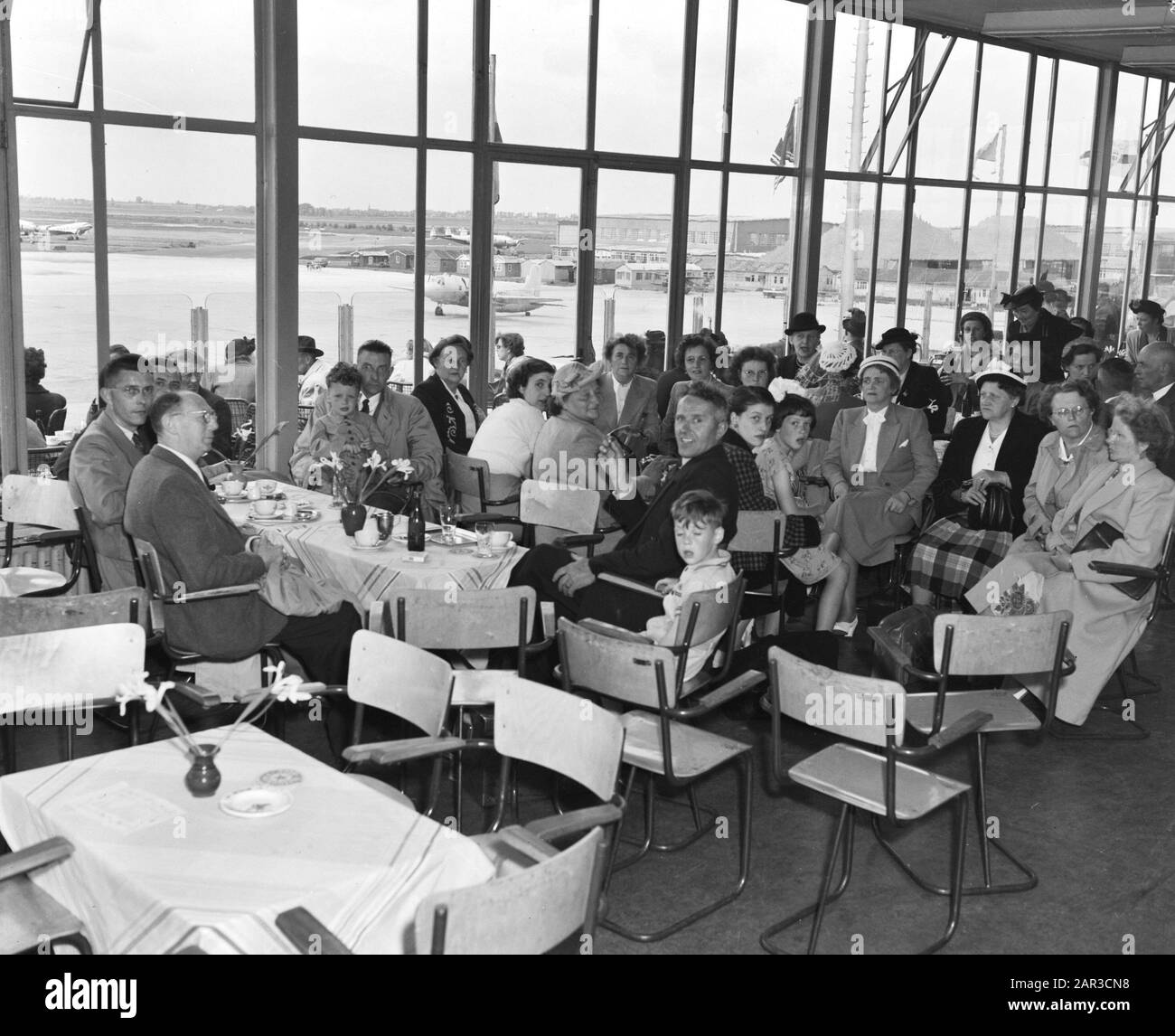 Espace d'attente aéroport Schiphol Date : 30 mai 1951 lieu : Noord-Holland, Schiphol mots clés : salles d'arrivée et de départ, aéroports Banque D'Images