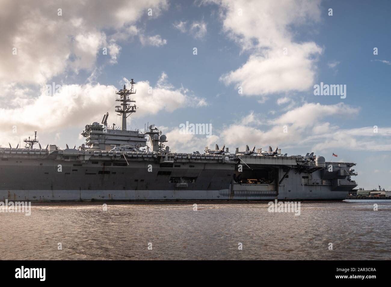 Oahu, Hawaï, États-Unis. - 10 Janvier 2020: Pearl Harbor. Stern partie du côté port de Gray Abraham Lincoln porte-avions amarré sous le ciel bleu sur Banque D'Images