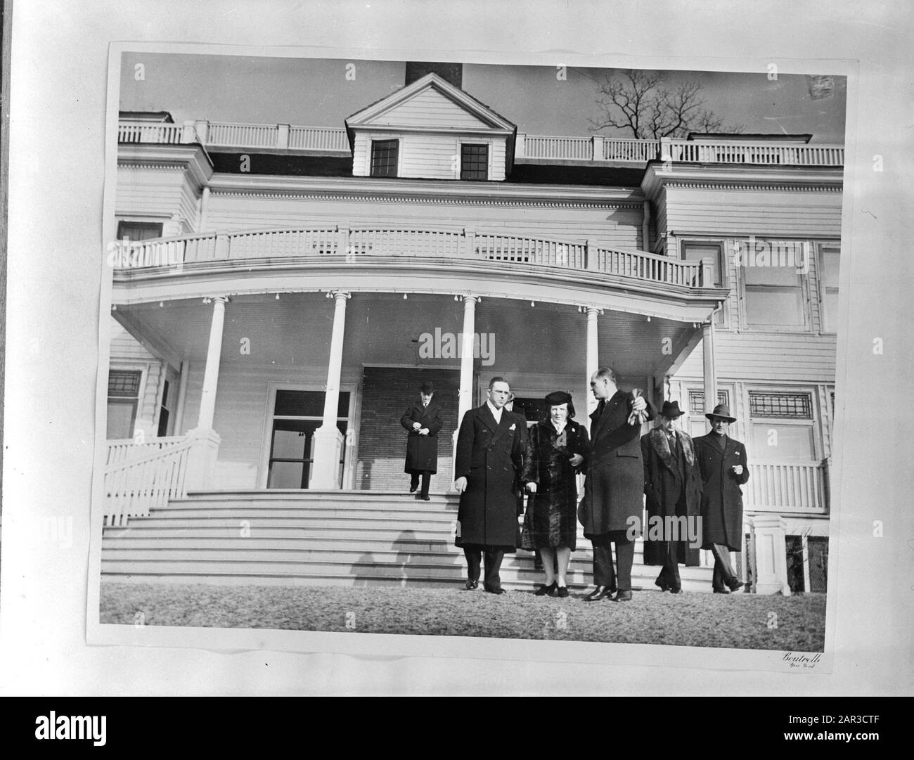 La princesse Juliana visite la maison de soins Hollandia à Northport (long Island, USA) pour les marins de marine marchande néerlandais (marine marchande). La princesse à l'atterrissage. Juste à côté de sa ministre Steenberghe. A quitté son secrétaire privé Willem van Tets Annotation: Repronegative Date: Janvier 1944 lieu: Amérique, Northport mots clés: Visites, marine marchande, princesses, maisons, deuxième Guerre mondiale Nom personnel: Juliana, princesse, Steenberghe, P.L., Tets, William of Banque D'Images