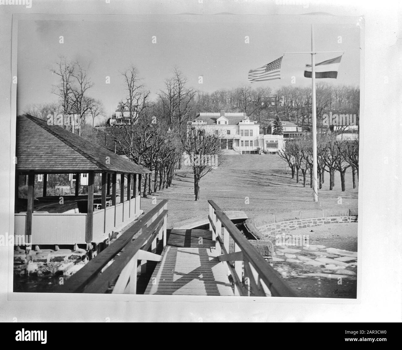 La princesse Juliana visite la maison de soins Hollandia à Northport (long Island, USA) pour les marins de marine marchande néerlandais (marine marchande). Vue de la maison de soins depuis la maison de bateaux et la jetée Annotation: Repronegative Date: Janvier 1944 lieu: Amérique, Northport mots clés: Visites, bâtiments, marine marchande, maisons, seconde Guerre mondiale Banque D'Images
