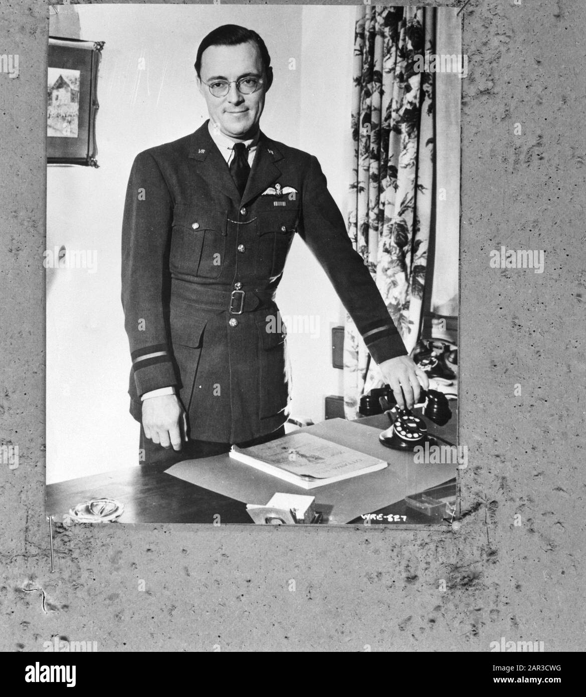 Prince Bernhard en uniforme de la Force aérienne à Ottawa Date : 1943 lieu : Canada, Ottawa mots clés : Maison royale, officiers, portraits, princes, seconde Guerre mondiale Nom personnel : Bernhard, prince Banque D'Images