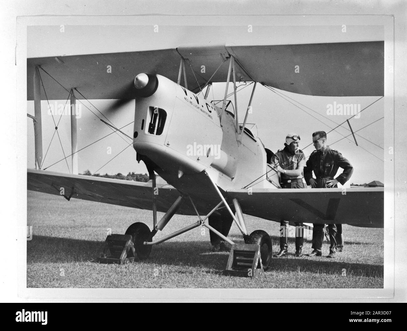 Membre du Voluntary Flyer corps (VVC) avec instructeur acheté avec de l'argent du Fonds néerlandais de l'aviation indienne Annotation: Sujet A DH 82 Tiger Moth Date: {1940- 1942} lieu: Indonésie, Pays-Bas East Indies mots clés: Instructeurs, Force aérienne, pilotes, seconde Guerre mondiale, avion Nom de l'institution: VVC Banque D'Images