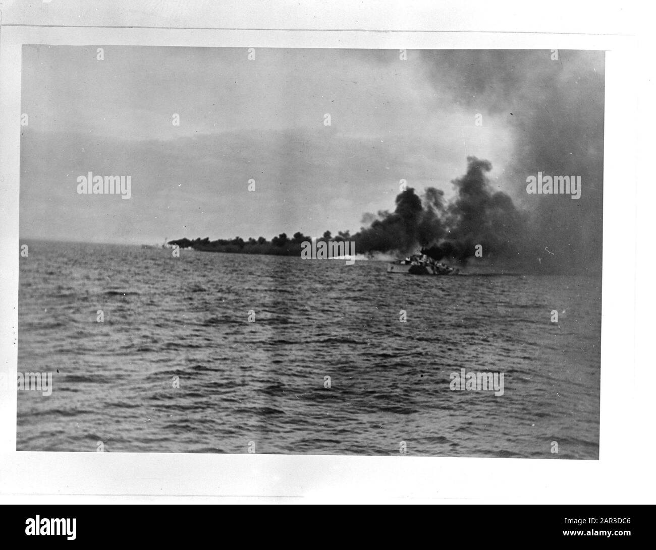 Marine [Marine] Anefo série Londres Hr. Mme Dan. Sumba en action sur la mer de M iddellandse. Avec un destroyer anglais, un écran de fumée est posé Date : juillet 1943 lieu : Méditerranée mots clés : Marine, navires de guerre, première Guerre mondiale Nom de l'institution : Mme Soemba Banque D'Images