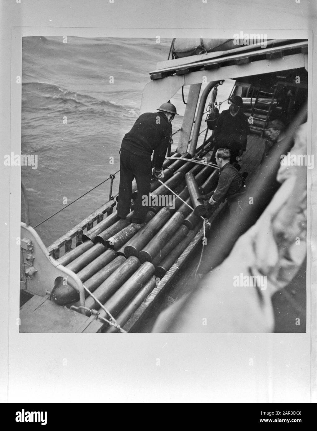 Marine [Marine] Anefo série Londres Cannonneerboat Hr. Mme Dan. Flores participe à l'invasion de la France. Les manchons vides de grenade sont stockés sur le pont Date: 1944 lieu: France, Normandie mots clés: Équipages, marine, munitions, navires, seconde Guerre mondiale Banque D'Images