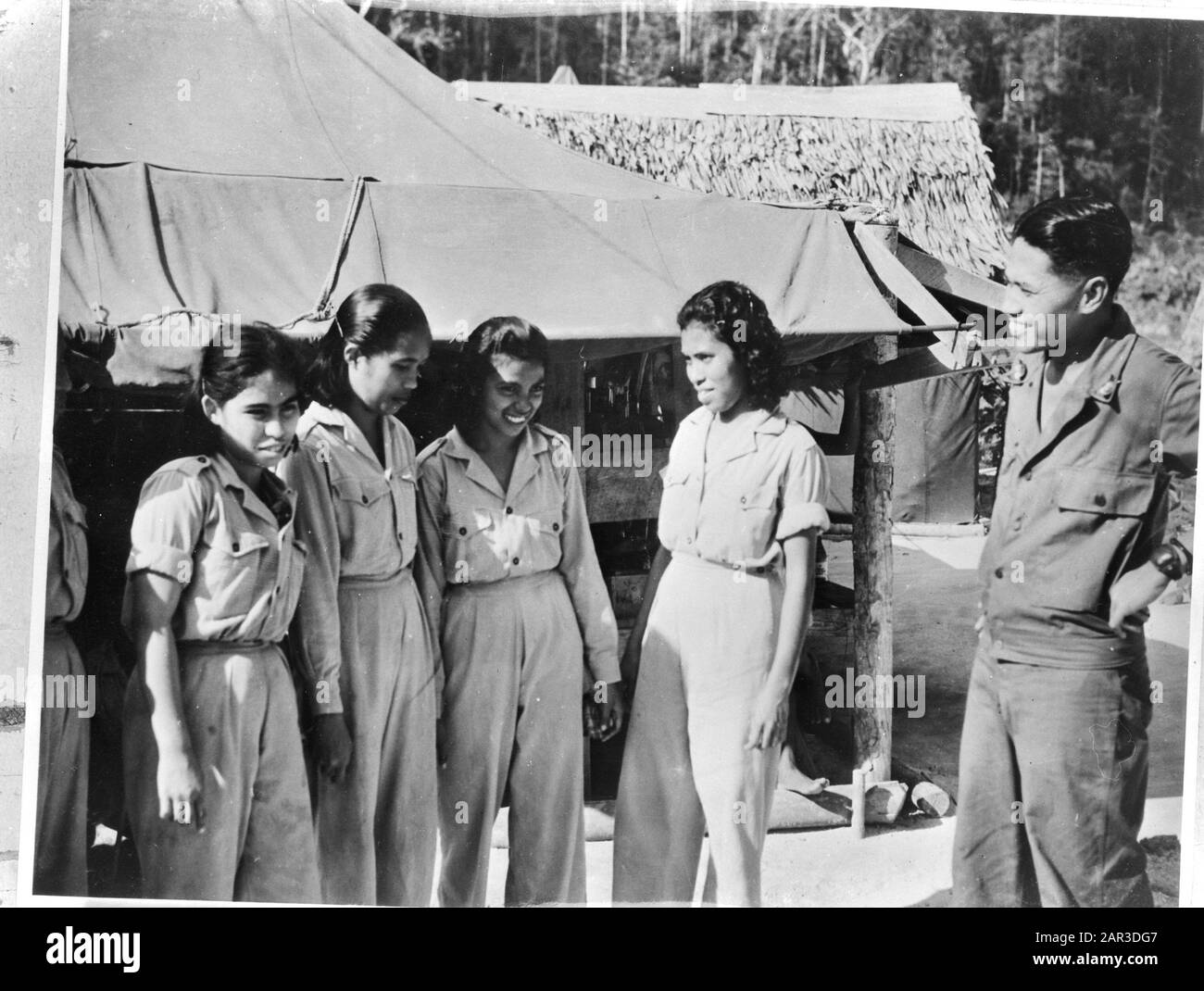 [Les femmes indonésiennes en uniforme tropical] Date: 1940-1945 lieu: Indonésie, Antilles néerlandaises de l'est mots clés: Population, militaire, seconde Guerre mondiale, uniformes, femmes Banque D'Images