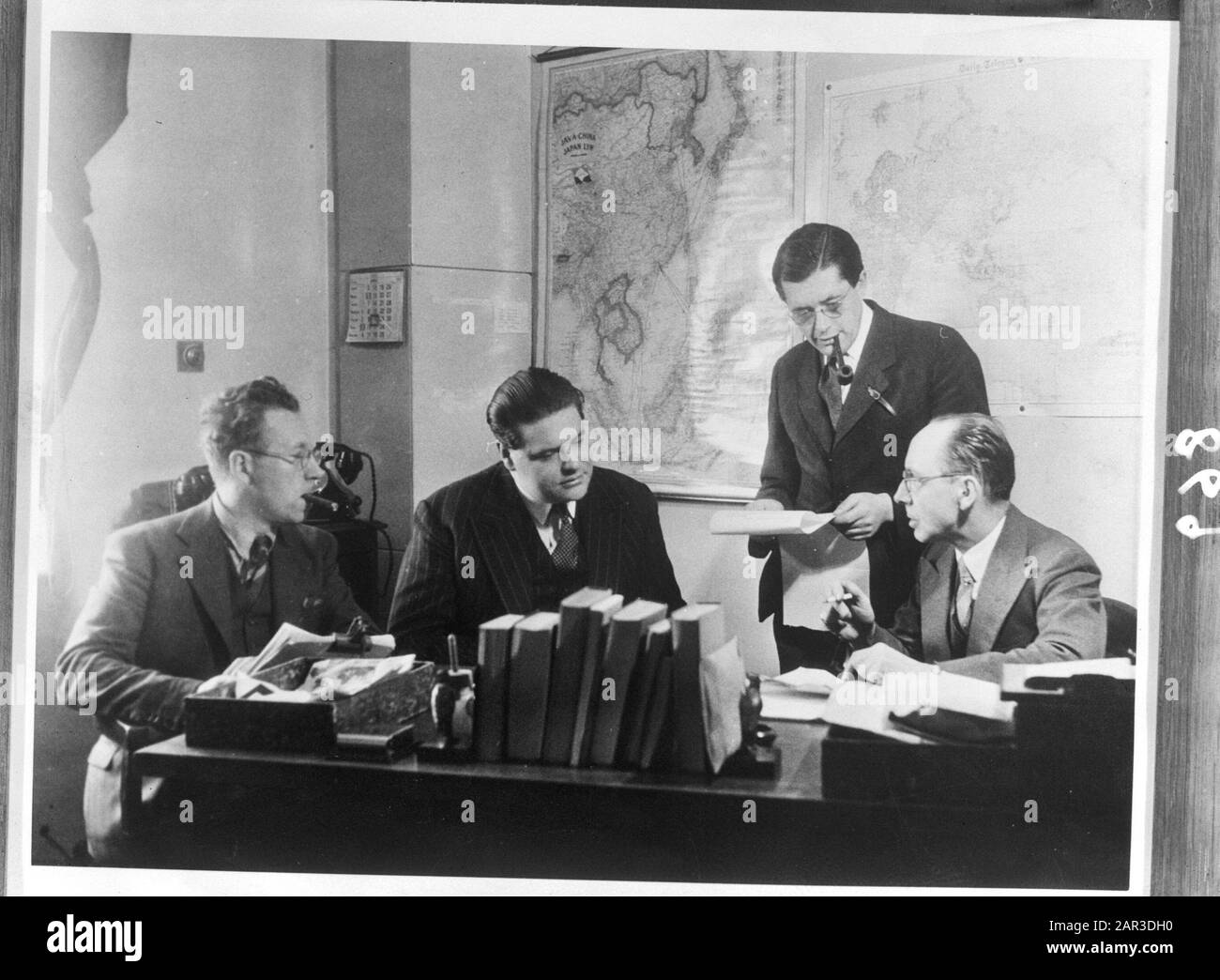 [Réunion de l'agence de presse Anefo ANETA, 2ème de gauche J. van den Bogaert] Date: 1942 lieu: Grande-Bretagne, Londres mots clés: Agences de presse, deuxième guerre mondiale Nom personnel: Bogaert, J. van den Banque D'Images