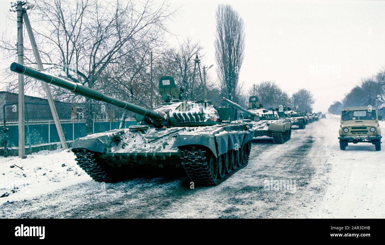 Colonne de réservoirs russes, T-72, sur la route E 50, entrant en Tchétchénie pendant la première guerre tchétchène. Banque D'Images