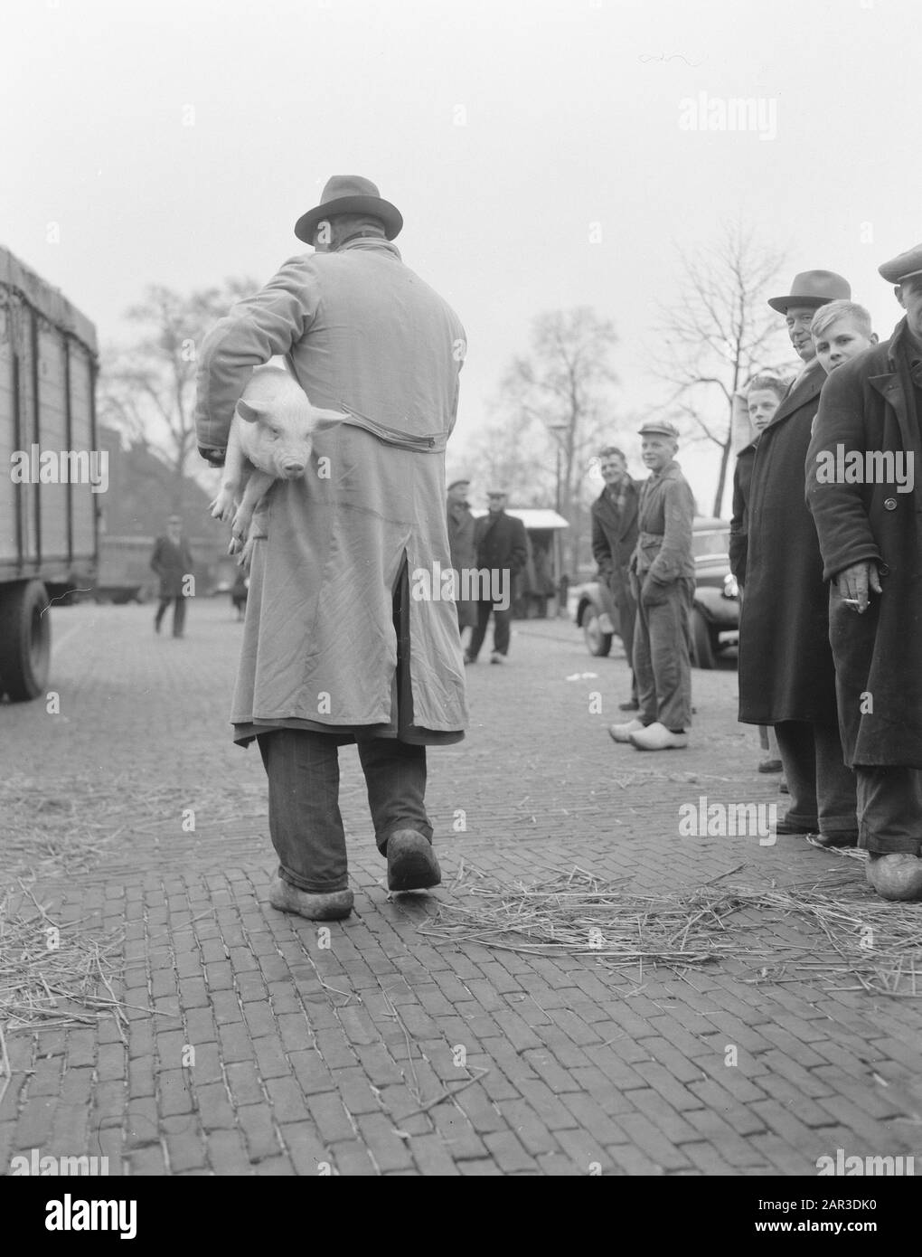 Marché du bétail de Noël Leiden. Homme avec grand Date: 14 décembre 1956 lieu: Leiden, Zuid-Holland mots clés: Marchés Banque D'Images