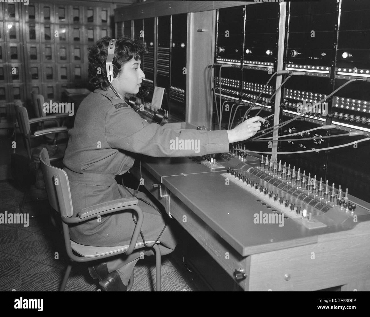 Réserve De Reportage Milva Réserve Milva. Annotation: Téléphoniste au standard Date: 7 janvier 1957 mots clés: Armée, militaire, femme Banque D'Images