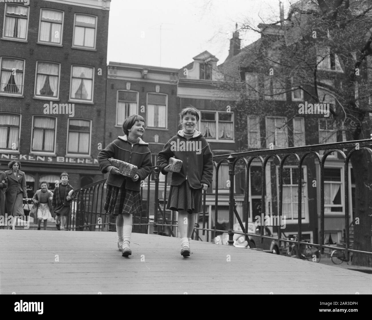 Filles avec des pains de Pâques. Amsterdam/Date Affectée: 18 Avril 1957 Lieu: Amsterdam, Noord-Holland Mots Clés: Filles, Pain De Pâques Banque D'Images