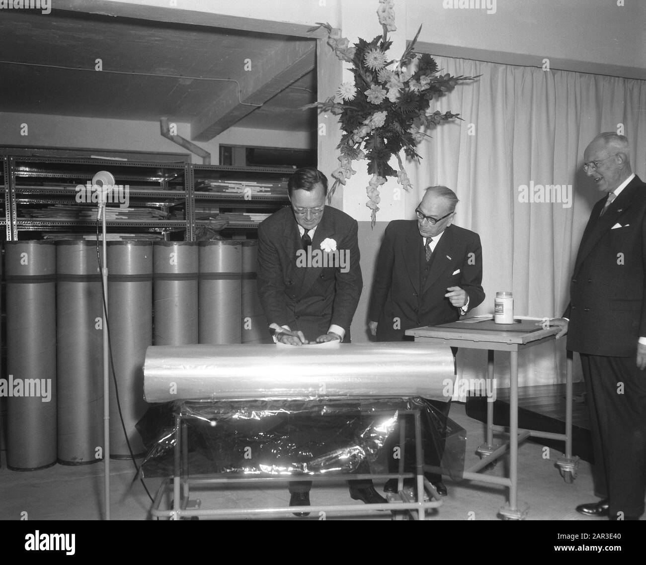 Ouverture de l'usine de cellophane de l'industrie néerlandaise de la soie d'art par Son Altesse Royale le prince Bernhard à Breda. Date: 26 Août 1957 Lieu: Breda Mots Clés: Ouvertures Nom Personnel: Bernhard, Prince Banque D'Images