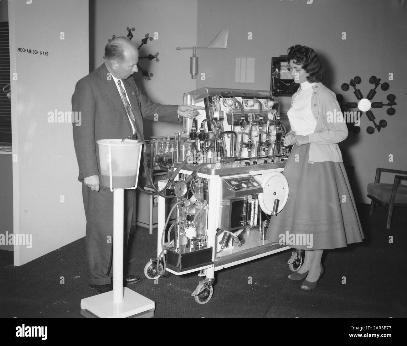 Exposition De L'instrument au Jaarbeurs à Utrecht. Le cœur mécanique, un produit néerlandais, capable de remplacer le cœur humain. Ce système mécanique de coeur-poumon est seulement testé sur les animaux aux Pays-Bas Date: 2 octobre 1957 lieu: Utrecht mots clés: Appareils, santé, expositions Banque D'Images