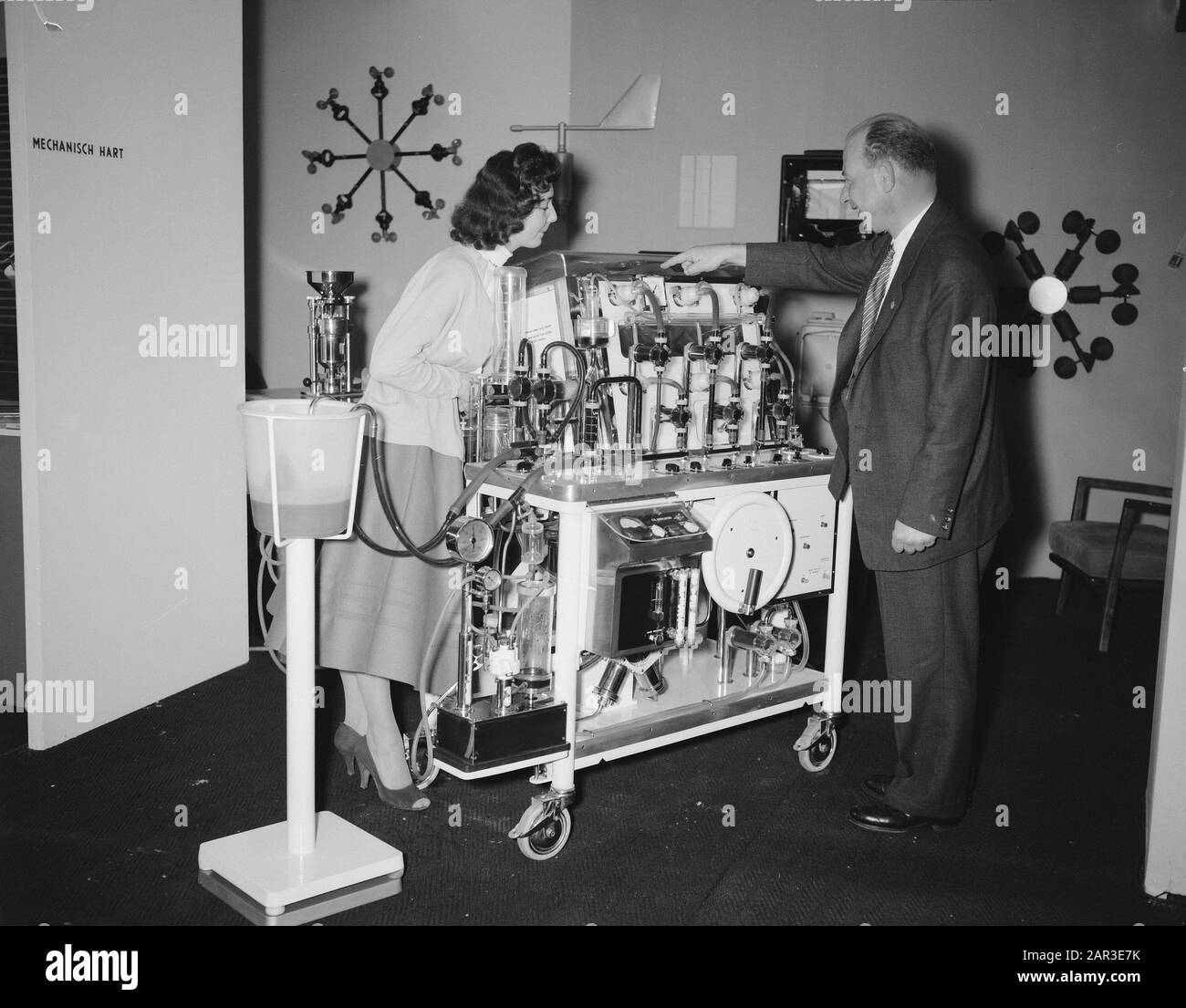 Exposition De L'instrument au Jaarbeurs à Utrecht. Le cœur mécanique, un produit néerlandais, capable de remplacer le cœur humain. Ce système mécanique de coeur-poumon est seulement testé sur les animaux aux Pays-Bas Date: 2 octobre 1957 lieu: Utrecht mots clés: Appareils, santé, expositions Banque D'Images