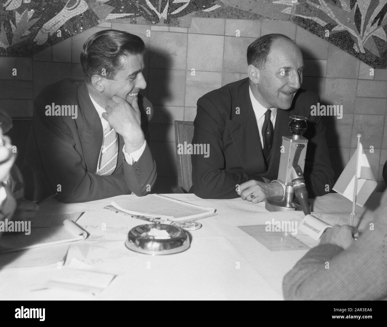 Ministre Lun aux Pays-Bas après avoir défendu la question de la Nouvelle-Guinée à l'Assemblée générale Date: 1 décembre 1957 lieu: Noord-Holland, Schiphol mots clés: Ministre, conférences de presse, nom De La Personne politique: LUN, Joseph Nom de l'institution: Nations Unies Banque D'Images