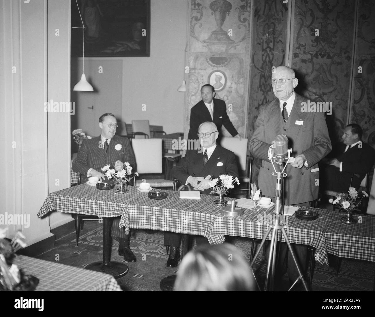 De Gauche À Droite Son Altesse Royale Le Prince Bernhard, Paul Rijckens, Robert Schumann Date : 22 Novembre 1957 Nom Personnel : Bernhard (Prince Pays-Bas), Schumann, Robert Banque D'Images