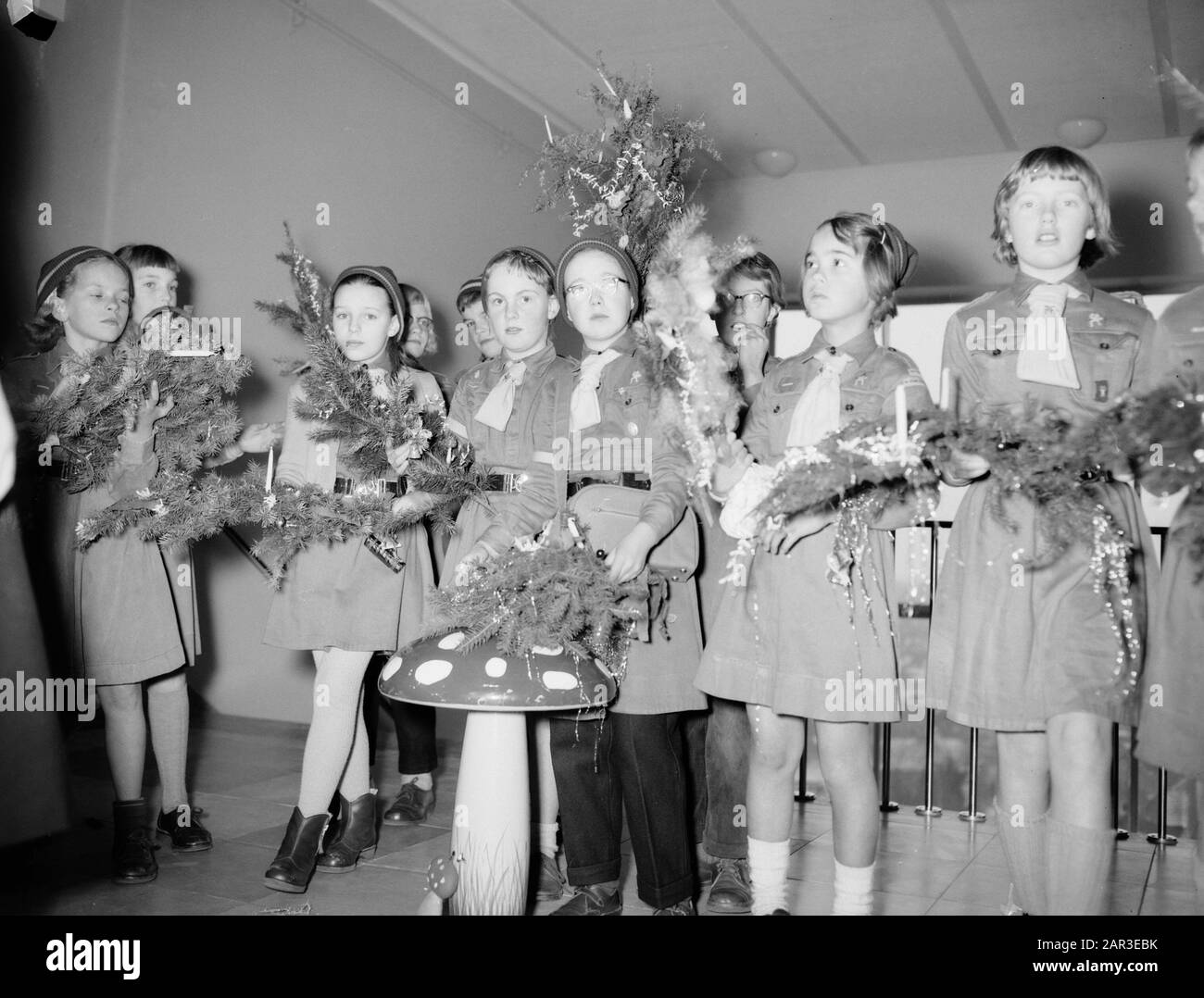 Hare Royal Altesse Princess Marijke as a lepreun in Hospital in Amersfoort Date: 18 décembre 1957 lieu: Amersfoort mots clés: Portraits de groupe, maison royale, scouts, princesses, hôpitaux Nom personnel: Marijke, princesse Banque D'Images