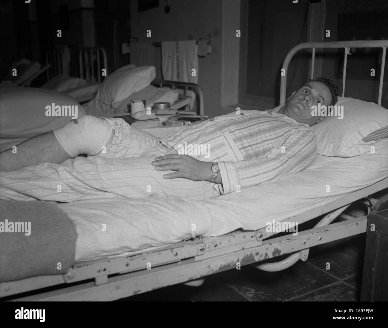 [Homme blessé à sa jambe dans un lit d'hôpital] Date: 1947/01/01 lieu: Indonésie, Antilles néerlandaises de l'est Banque D'Images