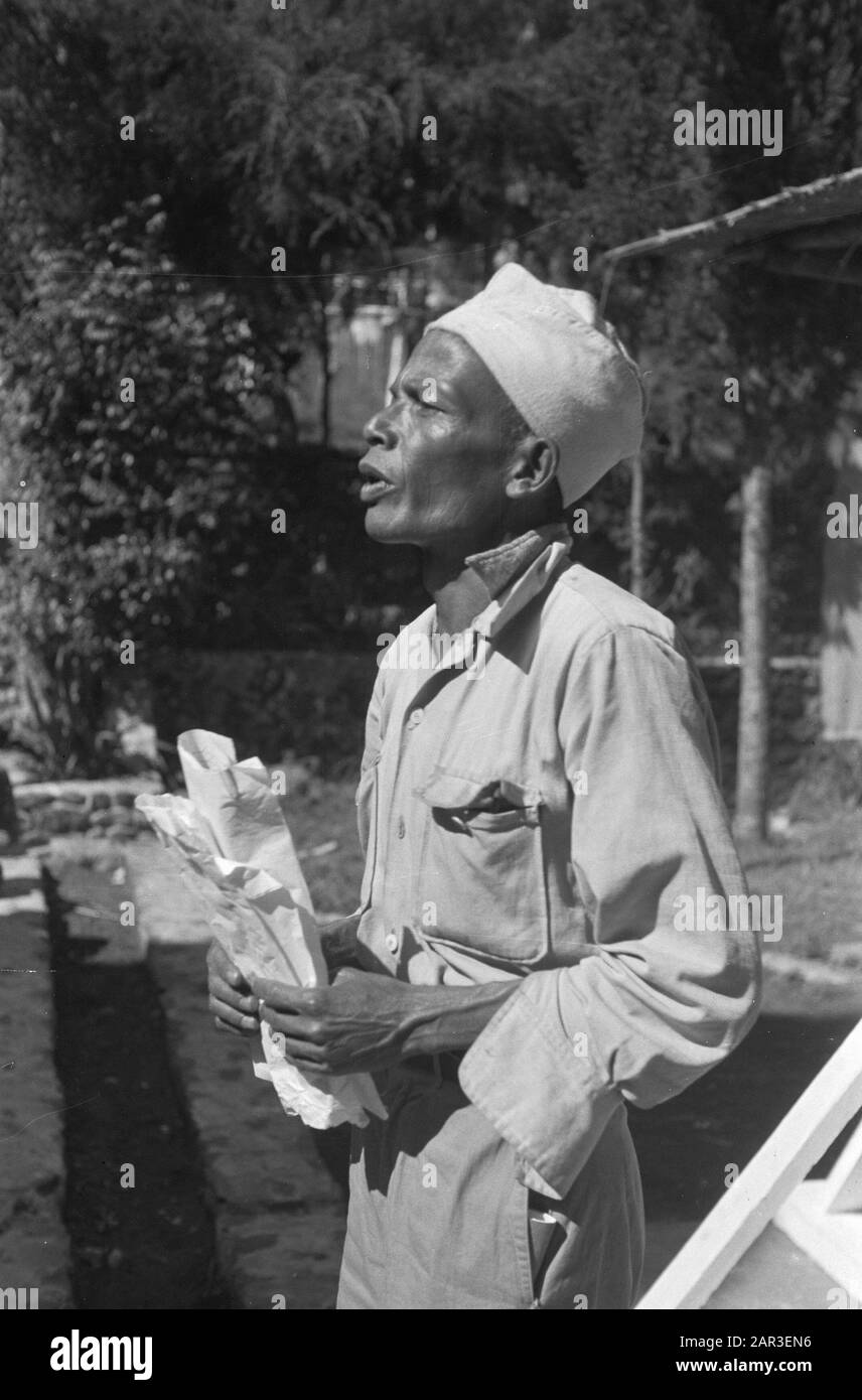Cadeau de l'autre côté de la ligne de statut quo indonésien avec des lettres près de la construction de la distribution underdistr. Getasan Kopeng Date : 31 Août 1948 Lieu : Indonésie, Java, Pays-Bas East Indies Banque D'Images