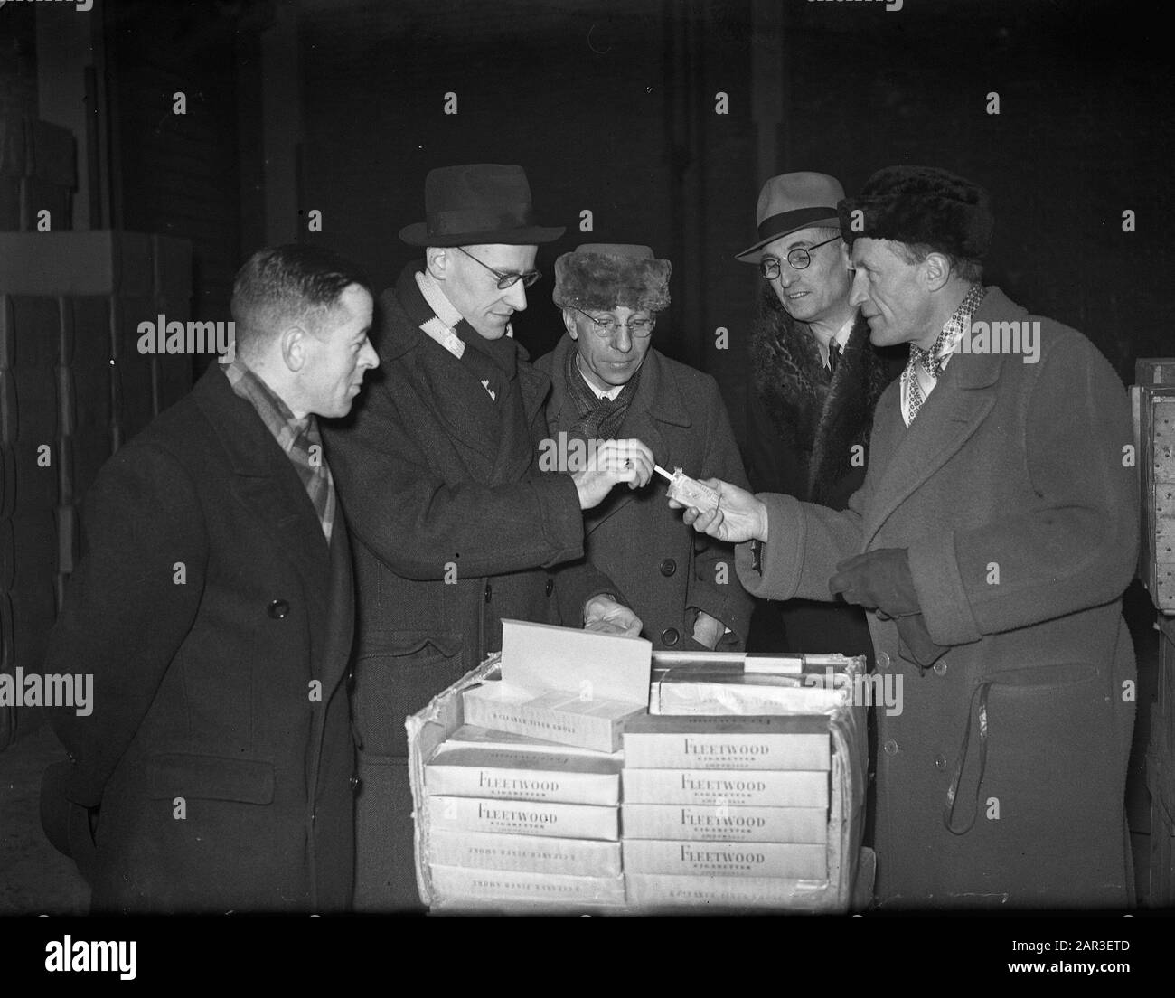 Cigarettes. National Recovery Date: 30 Janvier 1947 Mots Clés: Cigarettes, Restauration Folklorique Banque D'Images