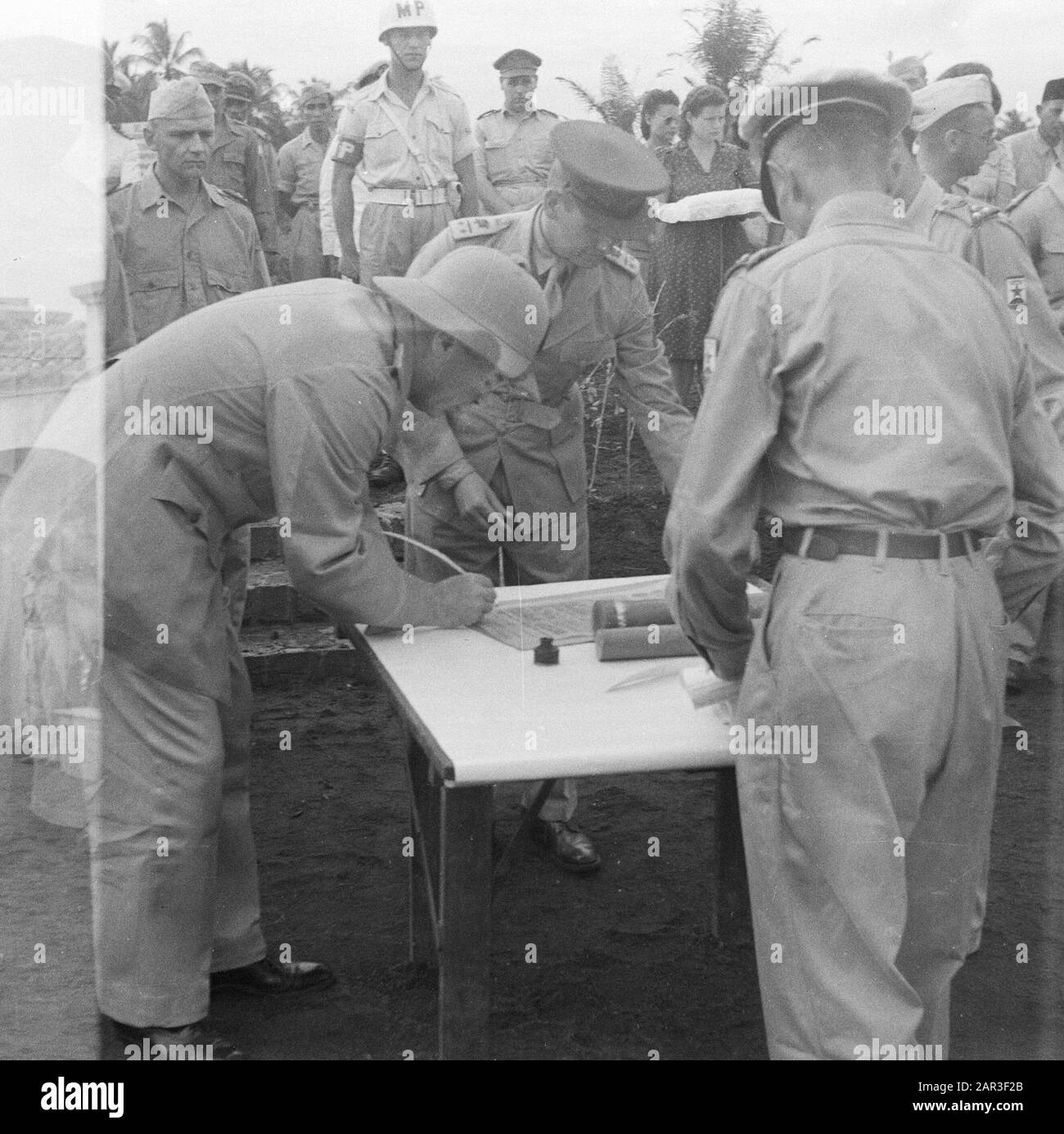 Champ d'honneur d'ouverture Menteng Poeloe [le lieutenant-gouverneur général H.J. van Mook signe un certificat avec une plume d'oie. À côté il s'agit d'un tube. À Côté De Van Mook Un Lieutenant-Colonel Date : 8 Décembre 1947 Lieu : Batavia, Indonésie, Jakarta, Antilles Néerlandaises De L'Est Banque D'Images