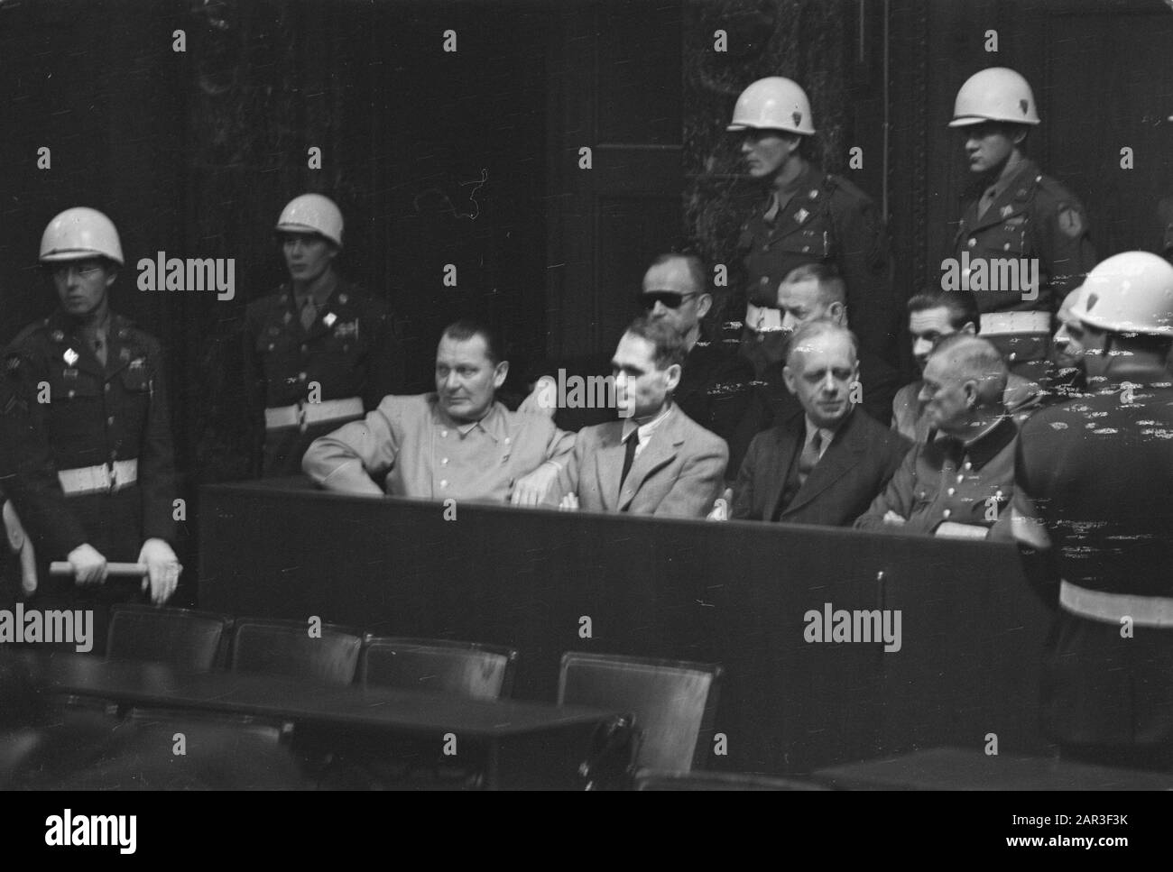 Processus Nuremberg. Au Premier Plan Keitel, Ribbentrop, Rudolf Hess, Herman Goering. En arrière-plan Schirach, Raeder, Doenitz Date: 4 décembre 1945 lieu: Nuremberg mots clés: Criminels de guerre, procès, justice, seconde Guerre mondiale Nom personnel: Doenitz, Goering Herman, Hess Rudolf, Keitel, Raeder, Ribbentrop, Joachim von, Schirach Banque D'Images