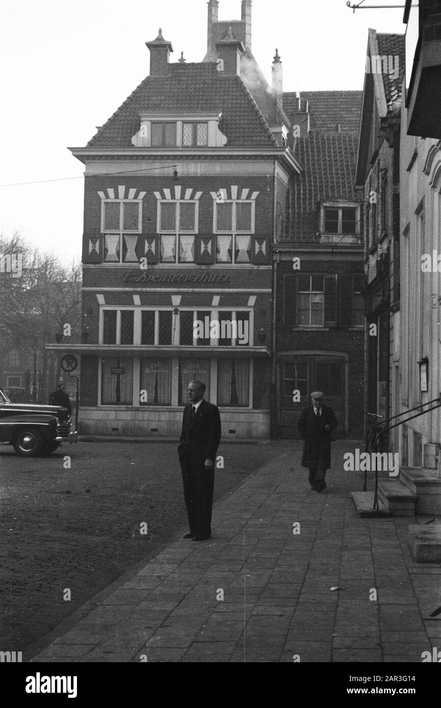 Bâtiments, hommes, voitures Date: Non daté mots clés: Voitures, bâtiments, hommes Banque D'Images