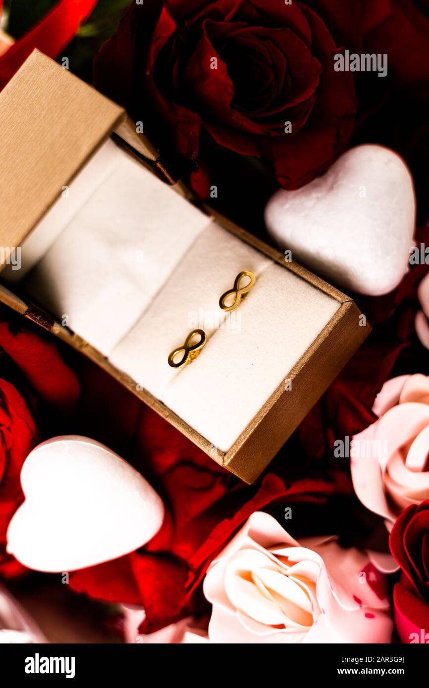 Cadeau romantique pour femme pour la Saint Valentin Photo Stock - Alamy