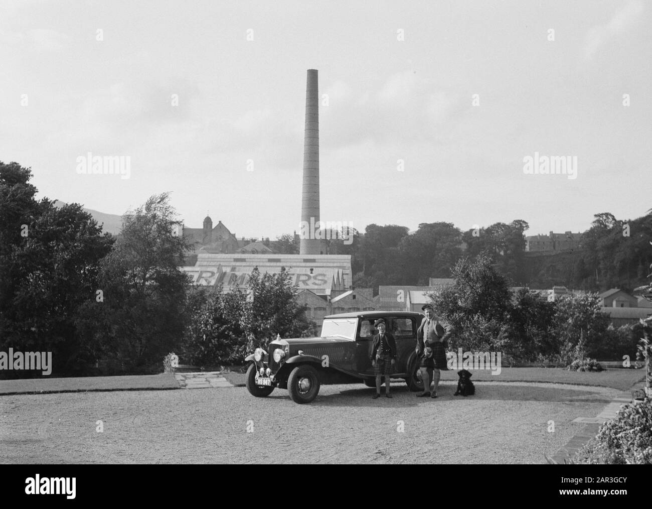 Écosse - Industrie du papier à Midlothian M. Wood et son fils en pénichique par la voiture, avec à l'arrière-plan l'annotation de la papeterie: La fabrique de papier Valleyfield (moulin à papier) était probablement la propriété de la famille Wood. Le long de la rivière Esk dans la région Midlothian, une industrie du papier florissante est apparue au XIXe siècle Date: 1934 lieu: Grande-Bretagne, Écosse mots clés: Voitures, familles, portraits Nom personnel: Bois jr., [...], Bois, [...] Banque D'Images