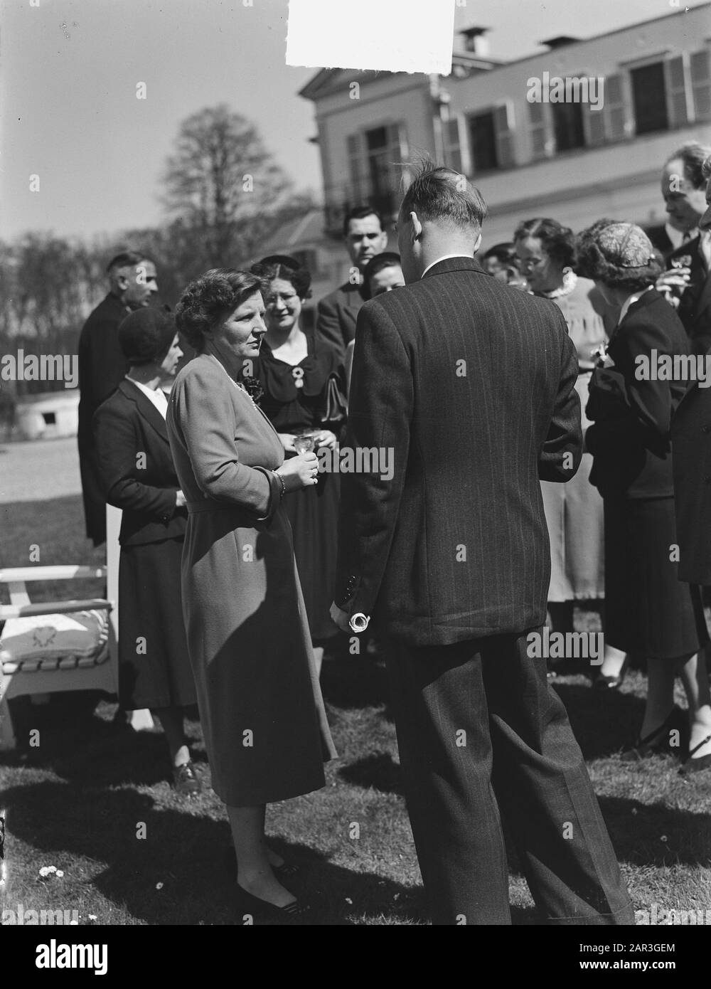 Porteurs radio à la reine Juliana sur Soestdijk Date: 21 avril 1951 lieu: Soestdijk, Utrecht mots clés: Queens, porteurs radio Nom personnel: Juliana, Queen Nom de l'établissement: Paleis Soestdijk Banque D'Images