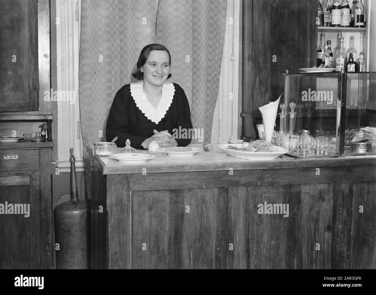 Voyage en Pologne Polonais s'est enfui de Russie derrière le buffet à Stobcy Annotation: Stobcy en Biélorussie est l'ancien Stolpce en Pologne Date: 1934 lieu: Belarus mots clés: Personnel de restauration Banque D'Images