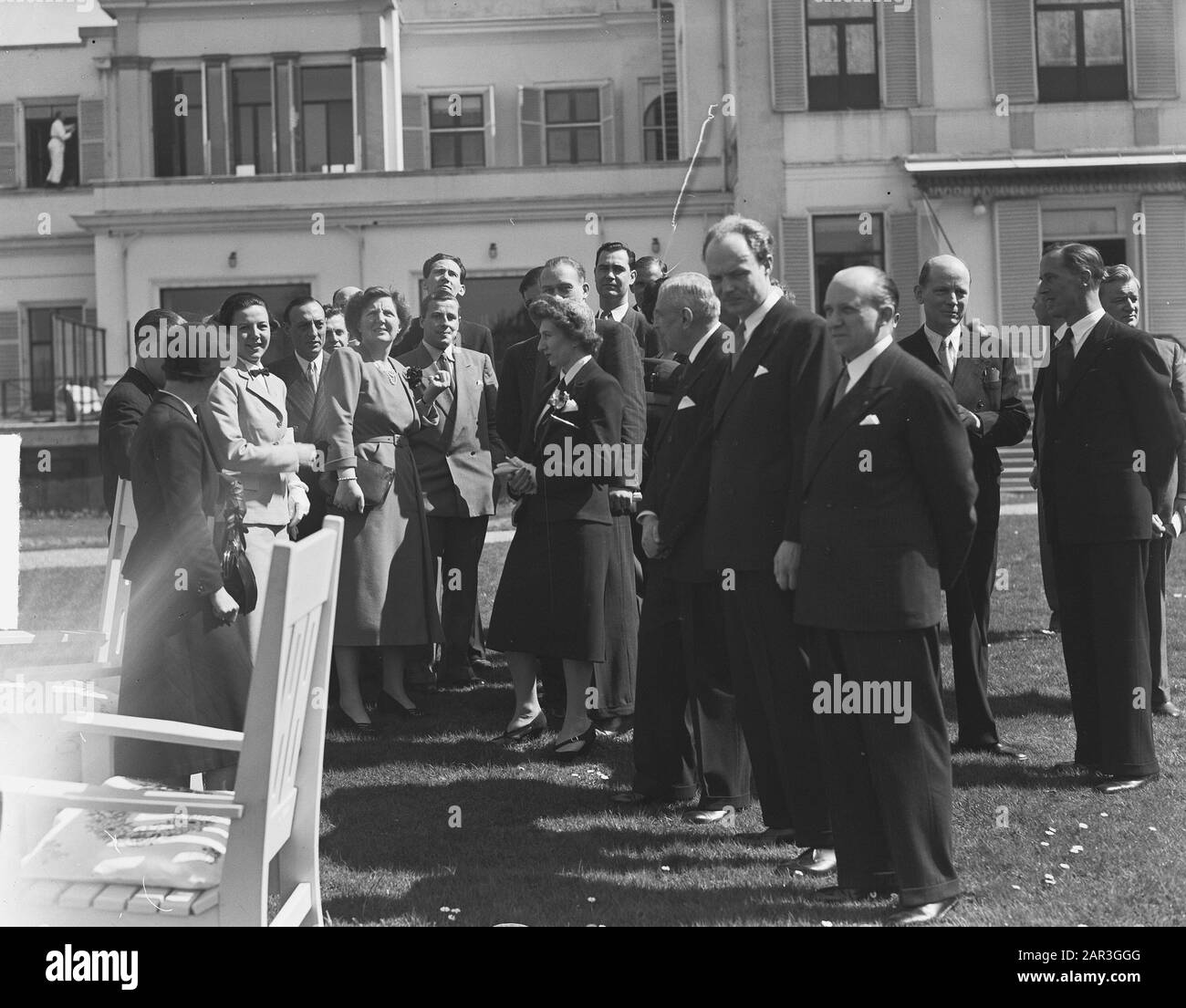 Porteurs radio à la reine Juliana sur Soestdijk Date: 21 avril 1951 lieu: Soestdijk, Utrecht mots clés: Queens, porteurs radio Nom personnel: Juliana, Queen Nom de l'établissement: Paleis Soestdijk Banque D'Images