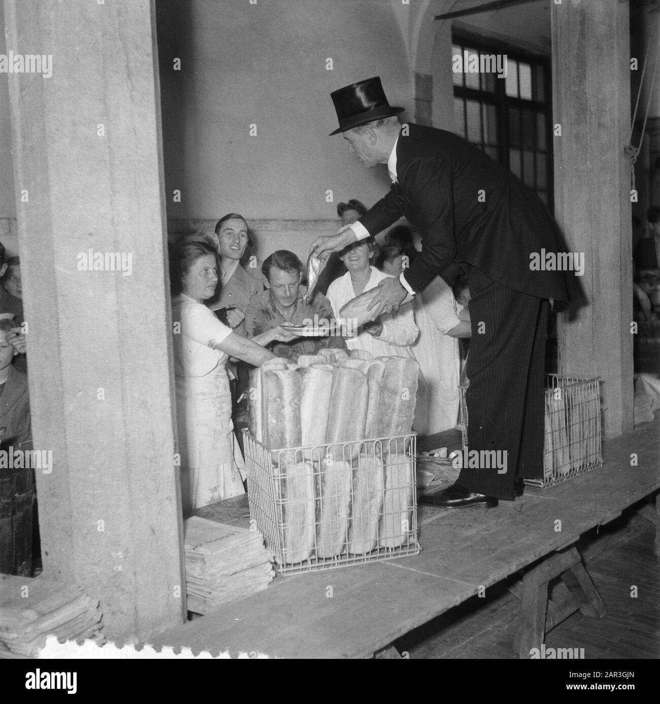 Trois octobre Leiden hareng en wittebrood Date : 3 octobre 1951 lieu : Leiden, Zuid-Holland Banque D'Images Trois octobre Leiden hareng en wittebrood Date : 3 octobre 1951 lieu : Leiden, Zuid-Holland Banque D'Images