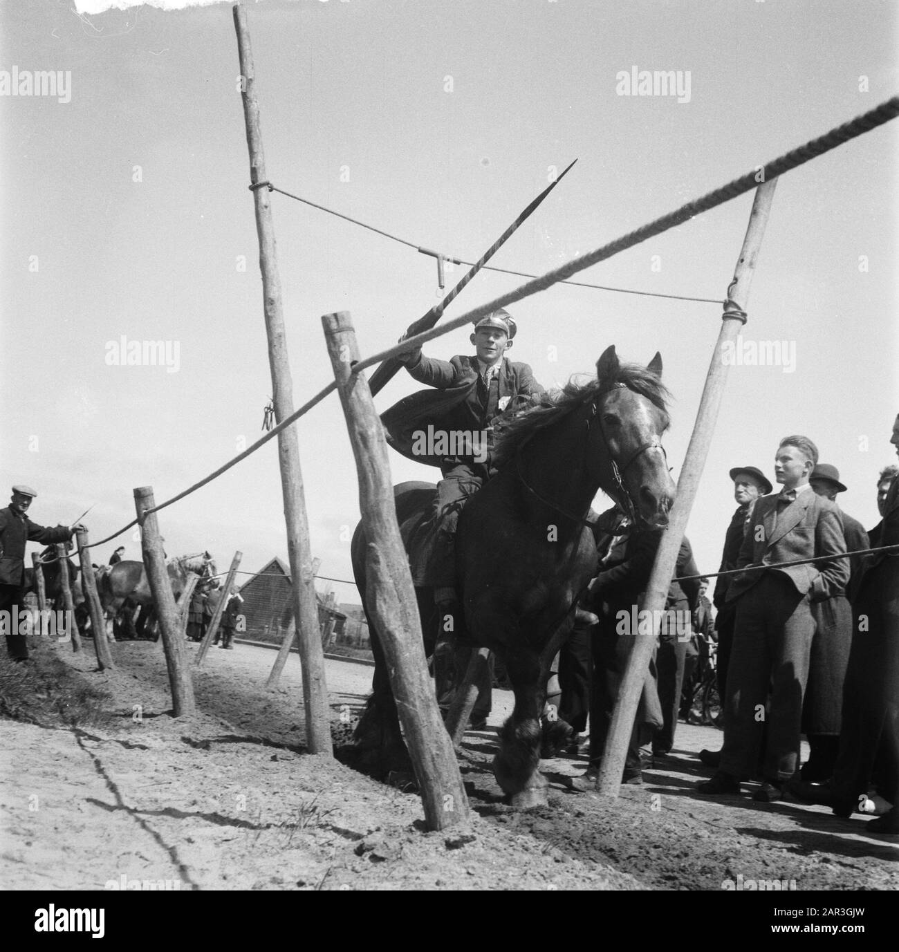 Ring points de suture à la Pentecôte trois sur Walcheren Annotation: La Pentecôte Trois est une journée traditionnelle du marché en plusieurs endroits Date: 14 mai 1951 lieu: Walcheren, Zeeland mots clés: Marchés, points de suture Banque D'Images Ring points de suture à la Pentecôte trois sur Walcheren Annotation: La Pentecôte Trois est une journée traditionnelle du marché en plusieurs endroits Date: 14 mai 1951 lieu: Walcheren, Zeeland mots clés: Marchés, points de suture Banque D'Images