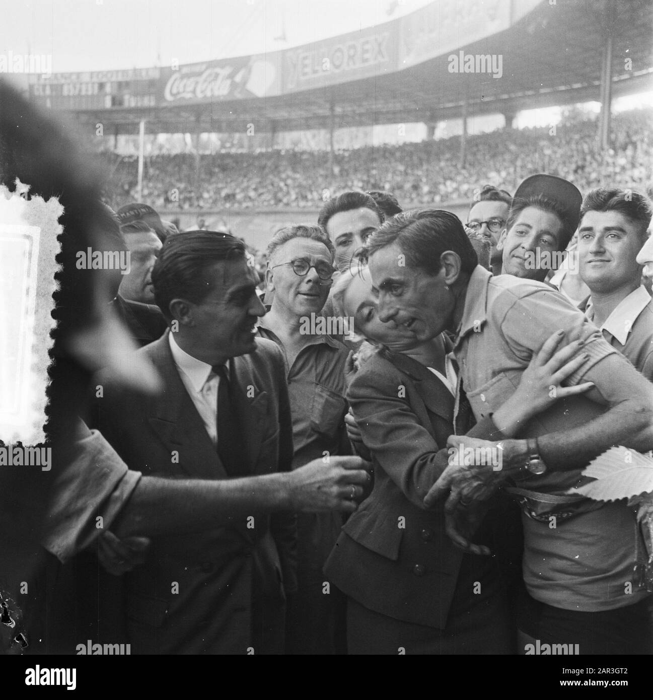 Tour De France 1952 Terminer Paris. Fausto Coppi, leader du GC général, est embrassé par une blonde Date: 19 juillet 1952 lieu: France, Paris mots clés: Sport, cyclisme Nom personnel: Coppi, Fausto Nom de l'institution: Tour de France Banque D'Images