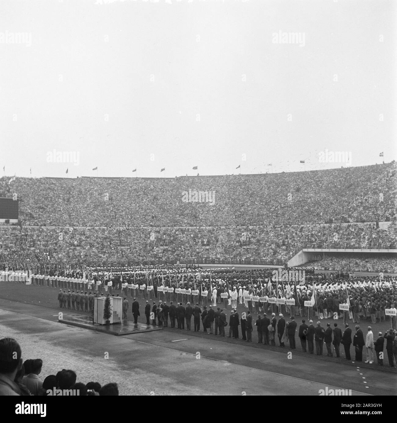 Commandement Coca Cola Helsinki Date: 28 Juillet 1952 Lieu: Helsinki Mots Clés: Spectateurs, Stands Nom De L'Institution: Coca Cola Banque D'Images