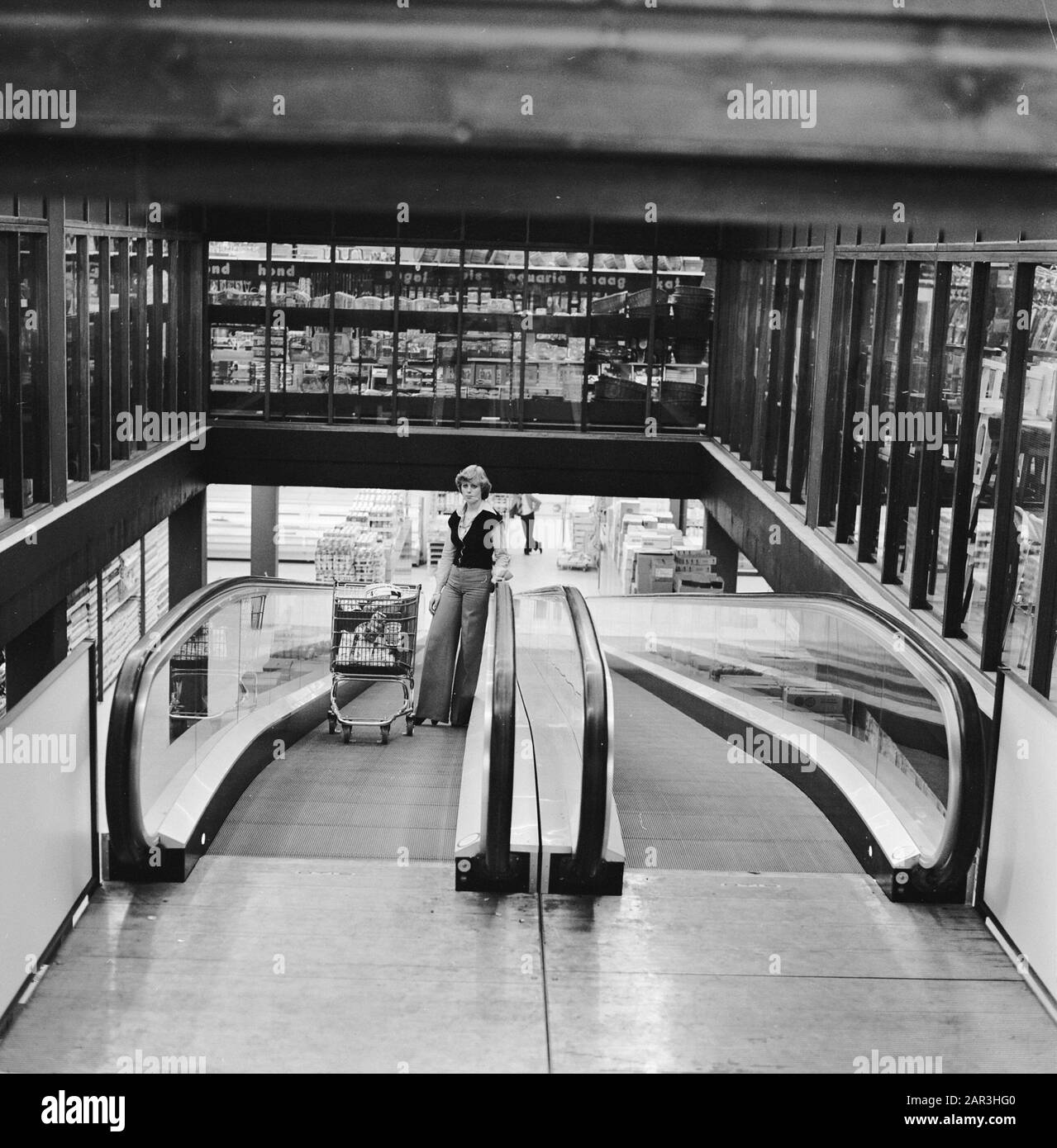 Supermarché Famila à Beverwijk, escaliers mécaniques Date : 19 septembre 1977 lieu : Beverwijk mots clés : intérieurs, escaliers mécaniques, supermarchés, boutiques Nom personnel : Famila Banque D'Images