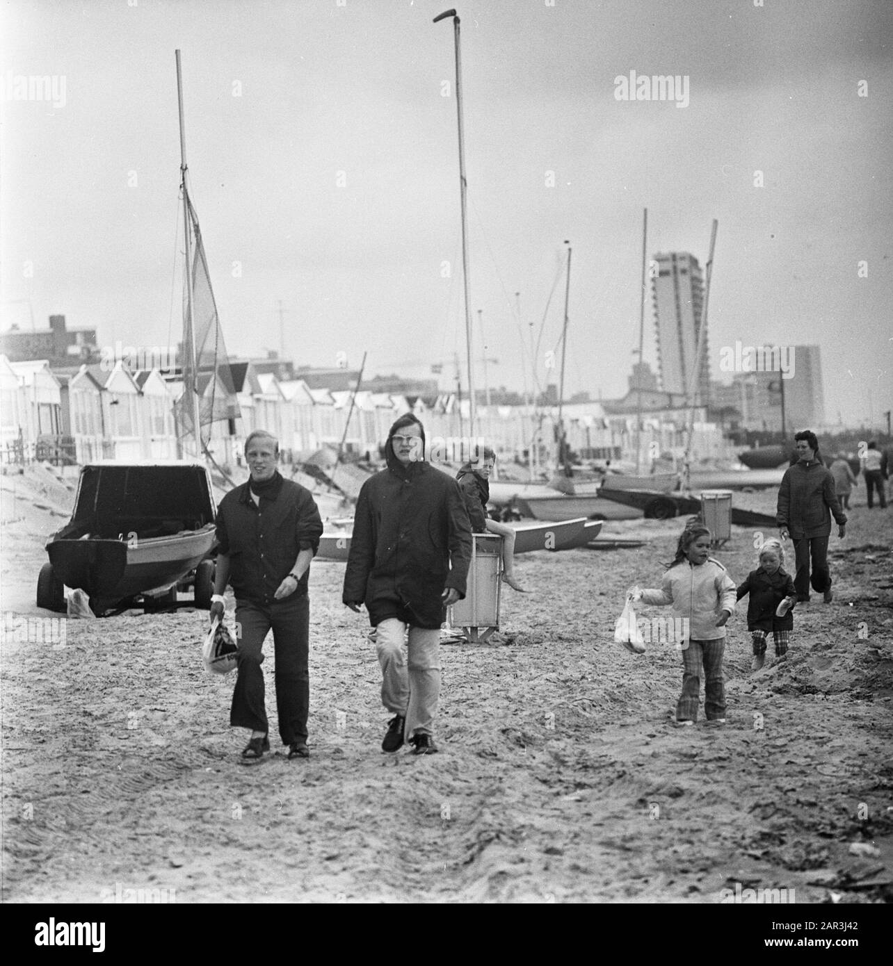 Mauvais temps de vacances à Zandvoort, marcheurs en pluie sur la plage de Zandvoort Date: 26 juillet 1973 lieu: Noord-Holland, Zandvoort mots clés: Regen, plages, randonneurs Banque D'Images